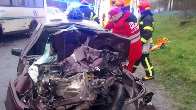 Рятувальники деблокували людей з розбитої автівки. 17 квітня 2023 рік. Рятувальники деблокували людей з розбитої автівки. 17 квітня 2023 рік.