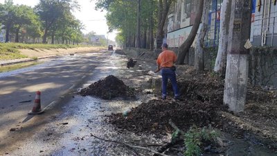 У Миколаєві комунальники почистили дощові колодязі на "Дормашині" У Миколаєві комунальники почистили дощові колодязі на "Дормашині"