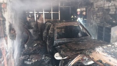 У Харкові загорівся гараж: пожежа знищила дві машини У Харкові загорівся гараж: пожежа знищила дві машини