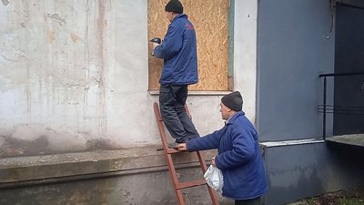 "Газу нема, світла нема, води нема". Жителі Кривого Рогу відновлюють пошкоджені внаслідок ракетного удару квартири