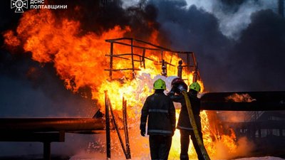 Унаслідок влучань та падіння уламків було пошкоджено резервуари з нафтопродуктами