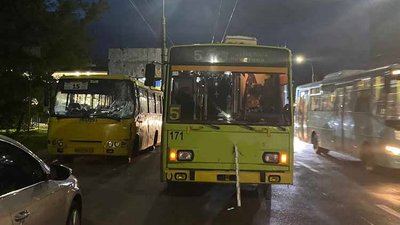 У Тернополі зіткнулися тролейбус та маршрутка, травмувалися 6 осіб