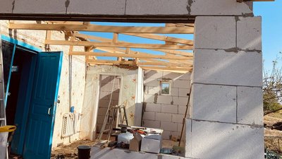 "Морально важко": як у селі на Черкащині відновлюють будинки після удару "шахедом" "Морально важко": як у селі на Черкащині відновлюють будинки після удару "шахедом"