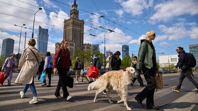 Перехожі в центрі Варшаві, Польща, 24 квітня 2026 року