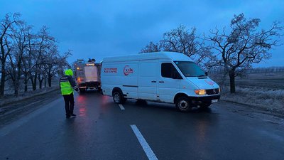 Аварії та повалені дерева: на Миколаївщині ліквідовують наслідки негоди Аварії та повалені дерева: на Миколаївщині ліквідовують наслідки негоди