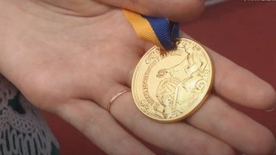 Випускники Хмельницького отримали 194 золотих та 37 срібних медалей