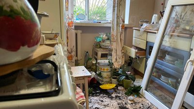 "В коридорі уламки, на ліжку, всюди": хвиля від ракетного удару пошкодила будинки в Одесі