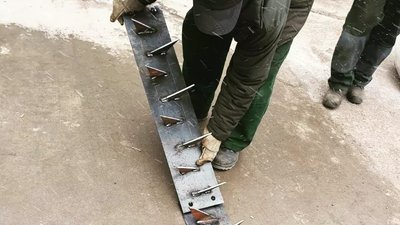 "Бар на Бандери": у Рівному волонтери виготовляють бронежилети та аптечки на передову "Бар на Бандери": у Рівному волонтери виготовляють бронежилети та аптечки на передову