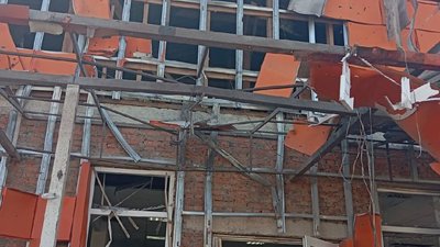 Пошкоджена будівля у Харківській області