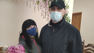 Без гостей та святкувань. У Дніпрі одружився військовослужбовець ЗСУ зі своєю обраницею