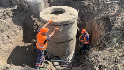 Комунальники у Лозовій ремонтують об'єкт інфраструктури, Харківська область