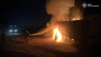 Вогнеборці гасять пожежу на автозаправці, яка сталася внаслідок атаки БпЛА РФ