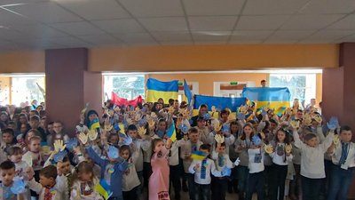 Із фронту в ліцей: боєць з Тернопільщини зробив сюрприз дружині та дітям