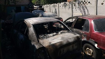 У Чернігові згоріли три автівки