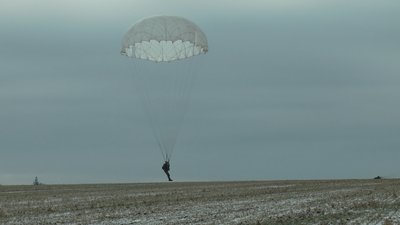 "Не так страшно, як розказували". На Донеччині десантники відпрацювали стрибки з парашутами "Не так страшно, як розказували". На Донеччині десантники відпрацювали стрибки з парашутами