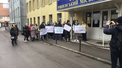 Справа про серію зґвалтувань: у Рівному під судом зібрались на підтримку потерпілих Справа про серію зґвалтувань: у Рівному під судом зібрались на підтримку потерпілих
