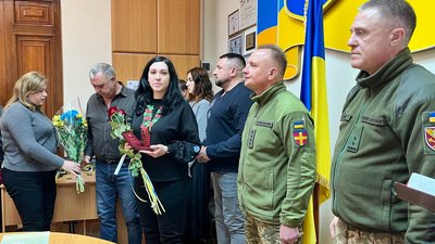 У Житомирі рідним загиблих за Україну воїнів передали державні нагороди У Житомирі рідним загиблих за Україну воїнів передали державні нагороди