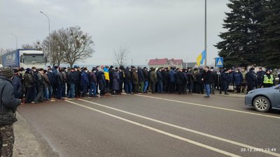 "Вимагаємо не звільняти директора": на Львівщині працівники лісгоспу перекривають дорогу Київ-Чоп