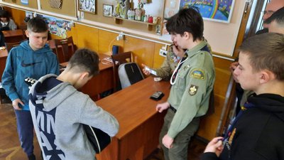 Вихованці дитбудинку відразу спробували грати на гітарі Вихованці дитбудинку відразу спробували грати на гітарі