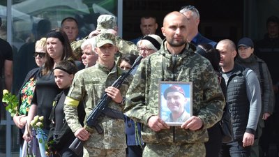 В Южноукраїнську попрощалися з бійцем ЗСУ Віталієм Поживітьком