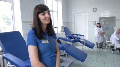 Завідувачка відділу заготівлі крові та її компонентів Ірина Стецев'ят розповідає про апарат для забору крові