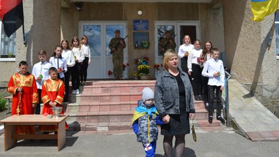 Дружина бійця Олега Похилінського Оксана з п'ятирічним сином Максимом Дружина бійця Олега Похилінського Оксана з п'ятирічним сином Максимом