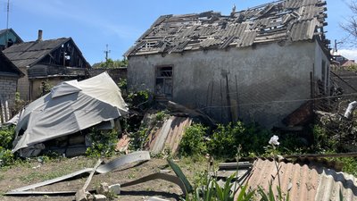 Обстріли Херсона, будинок без даху, наслідки обстрілів Градами