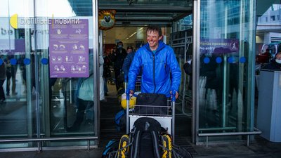 У "Борисполі" зустріли альпіністів, які здолали найскладнішу вершину Гімалаіїв У "Борисполі" зустріли альпіністів, які здолали найскладнішу вершину Гімалаіїв