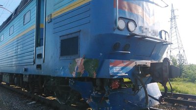У Запорізькій області легковик зіткнувся з пасажирським потягом