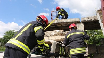 ДТП на Одещині: рятувальники дістали з автівок двох людей