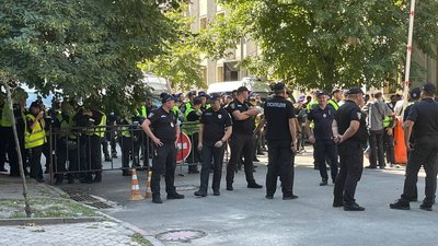 "Нацкорпус" із шинами та прапорами вирушив до ОПУ. Що відбувається