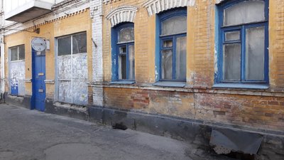 У Полтаві на вулиці Європейській тиждень стоки затоплюють підвал будинку У Полтаві на вулиці Європейській тиждень стоки затоплюють підвал будинку