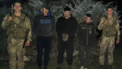 Прямували з Угорщини з майже 100 тис. грн поза КПП: на Закарпатті затримали трьох чоловіків