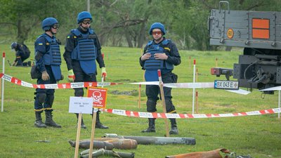 У передмісті столиці — гучно, працюють сапери.