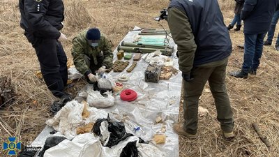 Спецпризначенці відкопали схрон зброї у затриманого на Харківщині бойовика — СБУ Спецпризначенці відкопали схрон зброї у затриманого на Харківщині бойовика — СБУ