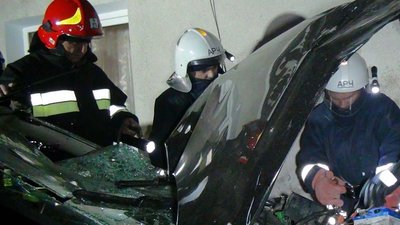 На Франківщині водій врізався у житловий будинок