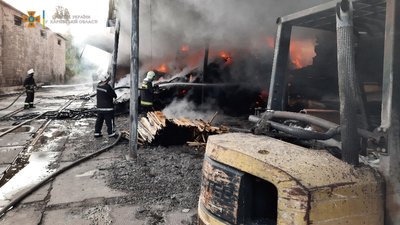 У Харкові спалахнув склад з деревиною: вогонь гасять 70 рятувальників та пожежний потяг У Харкові спалахнув склад з деревиною: вогонь гасять 70 рятувальників та пожежний потяг