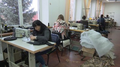 Частину передає оборонцям: вінничанин розробив спальні мішки й жилетки з підігрівом