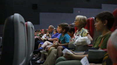 Дорослі та діти у кінотеатрі Дорослі та діти у кінотеатрі