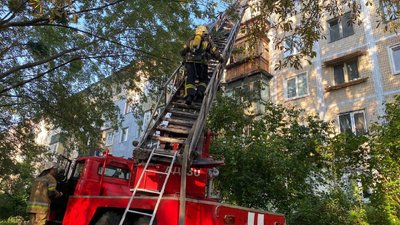 У Києві спалахнула пожежа у багатоповерхівці, людей евакуювали У Києві спалахнула пожежа у багатоповерхівці, людей евакуювали