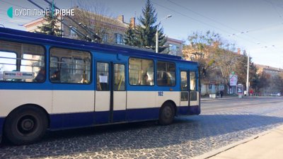 Суд пошкодував рівнянина, який їхав у тролейбусі без маски