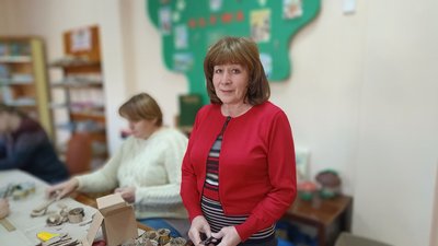 Тепло для воїнів на фронт: у бібліотеці для дітей на Житомирщині виготовляють окопні свічки
