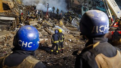 Рятувальники на місці влучання ракети РФ по будинку у Дніпрі — Суспільне