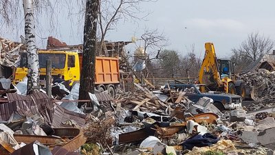 У Сумах почали розбирати завали будинків після авіаційної бомби У Сумах почали розбирати завали будинків після авіаційної бомби
