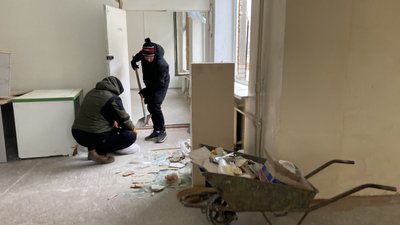 Наслідки удару РФ прибирають у навчальному закладі в Київському районі, Харків Наслідки удару РФ прибирають у навчальному закладі в Київському районі, Харків