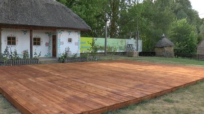 Ремонтують ятки та реставрують малюнки. На Полтавщині готуються до Сорочинського ярмарку Ремонтують ятки та реставрують малюнки. На Полтавщині готуються до Сорочинського ярмарку