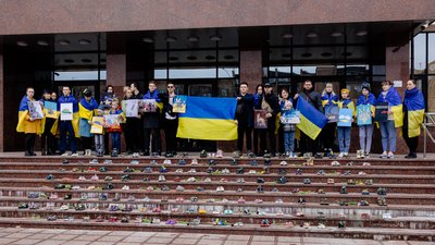 158 черевичків: у Черкасах провели акцію, щоб нагадати про вбитих росіянами дітей 158 черевичків: у Черкасах провели акцію, щоб нагадати про вбитих росіянами дітей