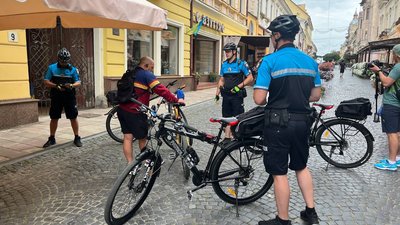 У Чернівцях запрацювали поліцейські велопатрулі. Що про це відомо У Чернівцях запрацювали поліцейські велопатрулі. Що про це відомо