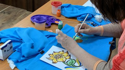 У Рівному виготовляли хустки патріотичними малюнками, щоб зібрати кошти для ЗСУ У Рівному виготовляли хустки патріотичними малюнками, щоб зібрати кошти для ЗСУ