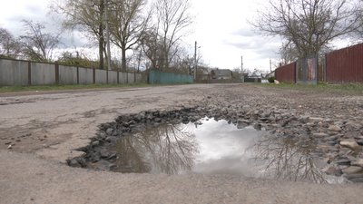 У селі Радча Івано-Франківської громади 40 років не ремонтували дорогу У селі Радча Івано-Франківської громади 40 років не ремонтували дорогу